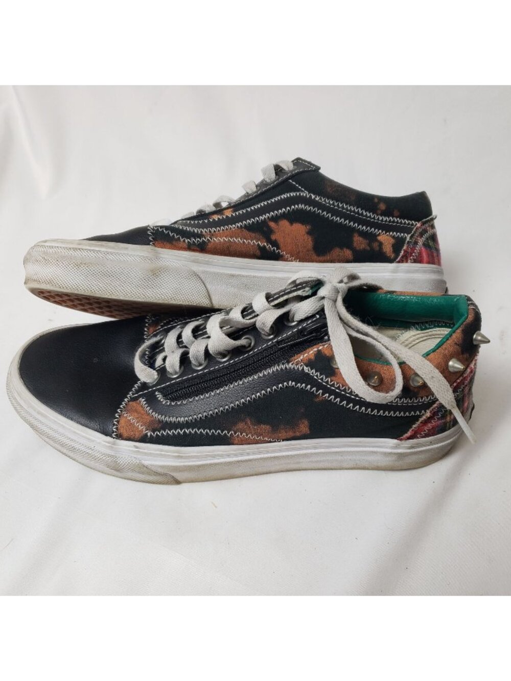 Vans Leather Metal Spiked Low Top Lace Up Sneakers Black/Red Plaid RARE